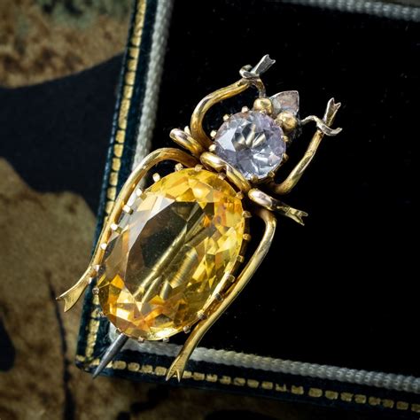 Broche victorienne ornée d'élytres de scarabées aux reflets iridescents