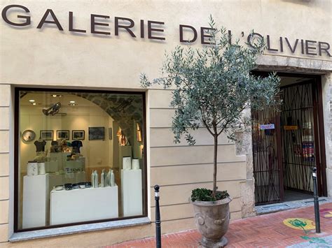 Intérieur des Ateliers d'Ollioules avec des œuvres d'artisans