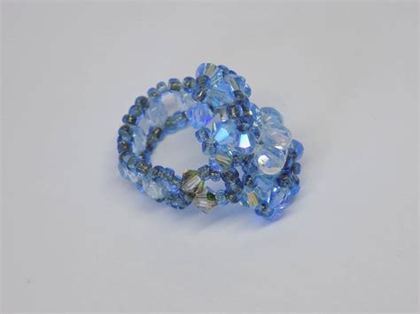 Photographie d'une bague ILE Ø PERLES avec cristal bleu ciel, perles de rocaille et argenté