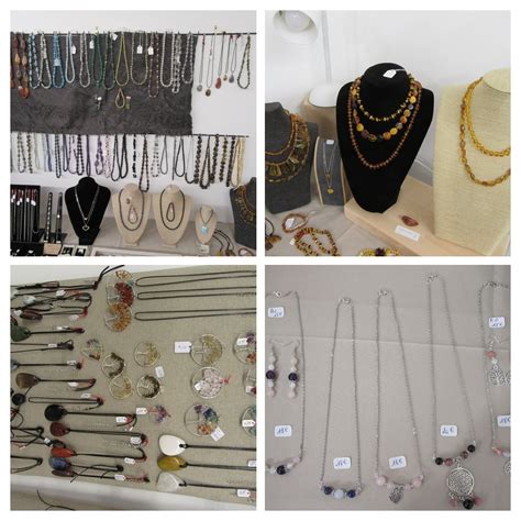 Collection de pendentifs en pierres naturelles aux formes et couleurs variées.
