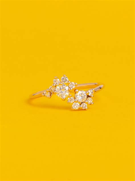 Exemple de bague Héloïse & Abélard avec des diamants disposés de manière asymétrique en or recyclé.