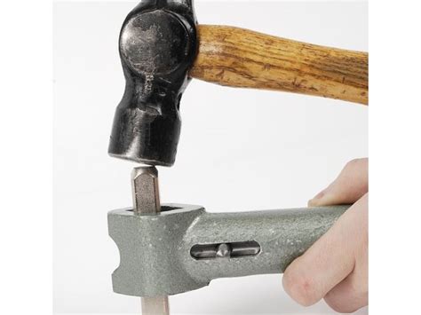 Schéma explicatif du principe du marquage par frappe avec un poinçon et une pièce métallique.