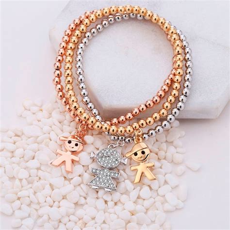 Collage de différents types de sautoirs : chaîne simple, avec pendentif, en perles, avec pompons