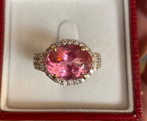Photographie de bijoux (collier, bracelet, bague) ornés de tourmaline rose