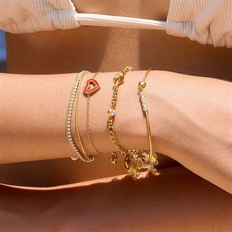 Illustration du bracelet jonc Crystaldust porté au poignet