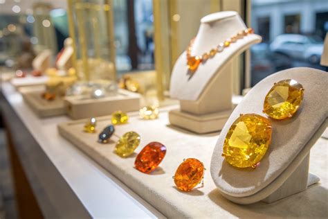 Collection de pierres naturelles jaunes et oranges, dont la citrine et l'œil de tigre.