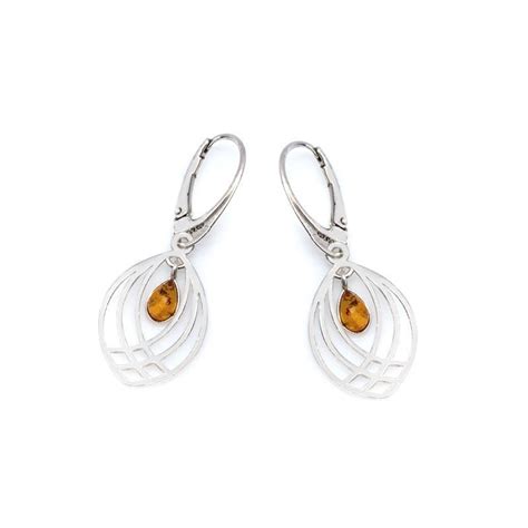 Illustration d'une paire de boucles d'oreilles dormeuses argentées avec un fermoir clapet