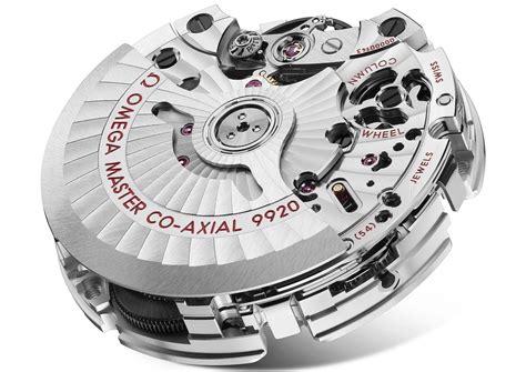 Vue du mouvement OMEGA Co-Axial 8520/8521 à travers le fond de boîtier transparent d'une Ladymatic.