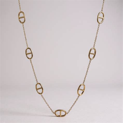 Gros plan sur le pendentif en acier inoxydable noir et le fermoir du collier