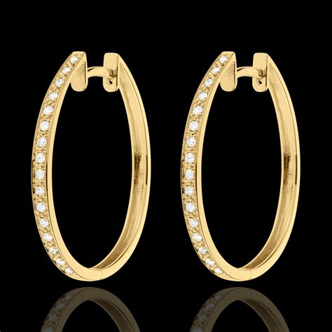 Photographie macro de boucles d'oreilles créoles en or 18 carats serties de rubis