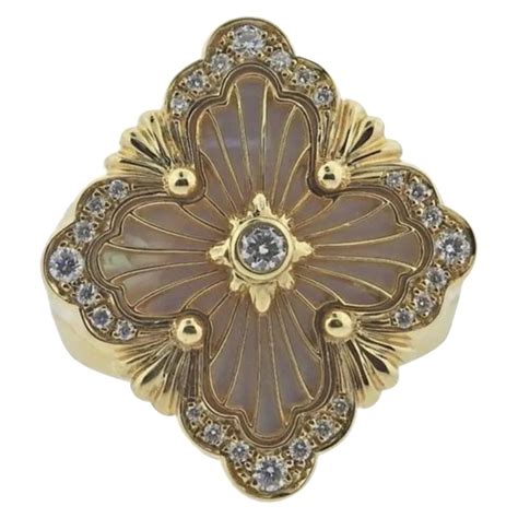 Bague Buccellati Opera Tulle en or jaune avec une pierre d'onyx centrale et des détails floraux.