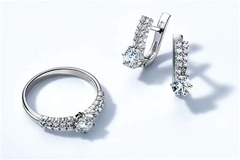 Schéma de la composition de l'argent 925 (92.5% d'argent pur et 7.5% d'autres métaux, généralement du cuivre)