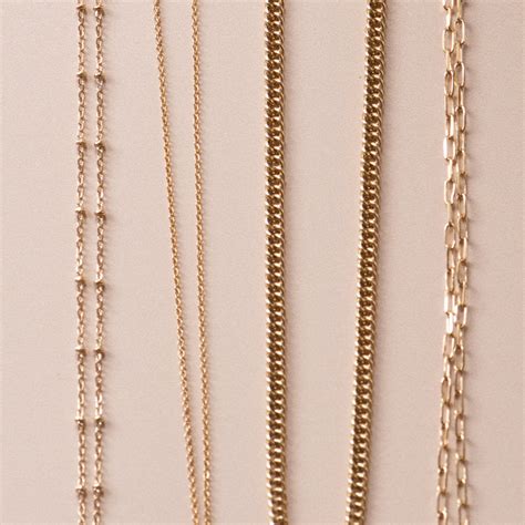 Photographie de différents bracelets chaînes en argent avec divers pendentifs et styles