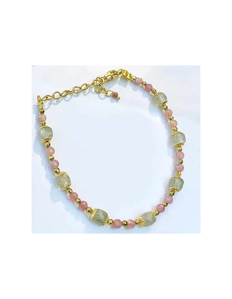 Illustration montrant différents types de pierres fines serties sur des bracelets en argent