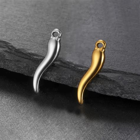 Comparaison visuelle entre une amulette en forme de corne et une amulette en forme de piment rouge