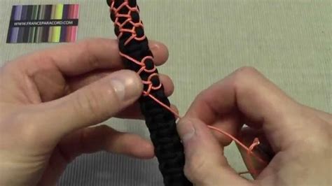 Schéma illustrant les étapes de tressage d'un bracelet en cordon