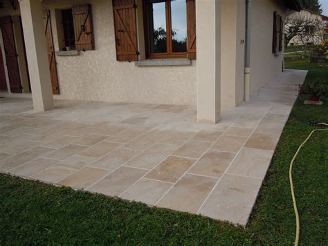 Exemple de terrasse moderne réalisée avec des dalles de Pierre Bleue du Vietnam, mettant en valeur son rendu contemporain.