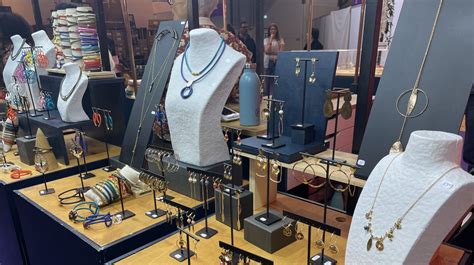 Stand de jeunes créateurs présentant des bijoux originaux au salon Bijoutiful