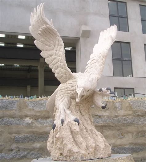 Statue d'aigle en pierre de taille moyenne avec une finition oxyde, idéale pour un patio