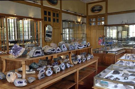 Ancienne photographie d'un atelier de taille d'améthystes en Auvergne