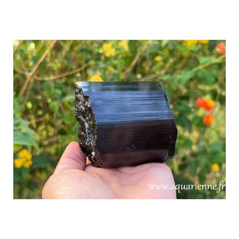 Tourmaline noire brute dans son environnement naturel