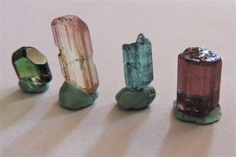 Échantillons de tourmalines de différentes couleurs