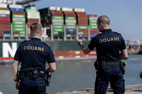 Illustration d'un poste de douane ou d'un agent de santé.