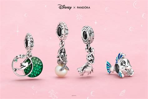 Ensemble de bijoux Pandora inspirés de l'univers Disney, avec des charms représentant des personnages emblématiques.