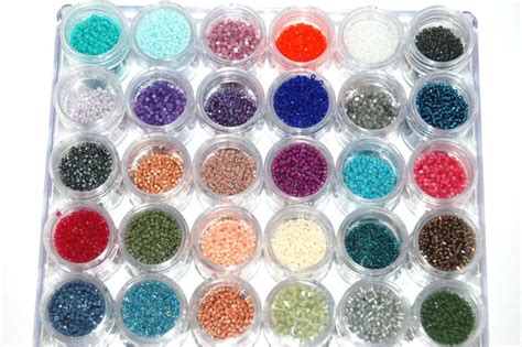 Photographie de perles Miyuki Delica de différentes couleurs