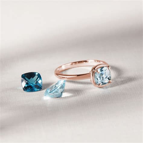 Comparaison de bijoux en topaze bleue avec des montures argentées et dorées