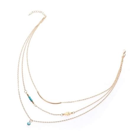 Photographie de plusieurs colliers superposés, combinant différents métaux et pendentifs