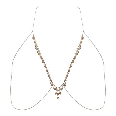 Femme portant des bijoux de corps Swarovski avec des cristaux sur le décolleté et les tempes