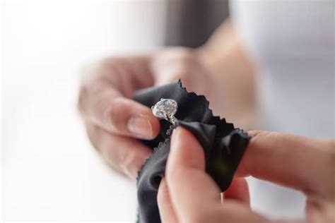 Conseils d'entretien pour bijoux Swarovski : nettoyage avec un chiffon doux et eau tiède