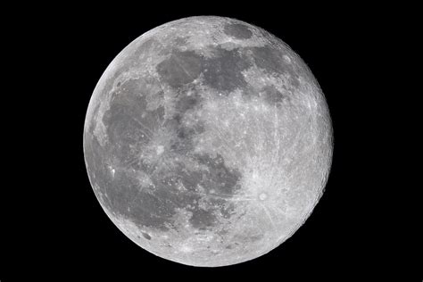 Illustration d'une pierre posée à la lumière de la pleine lune sur un rebord de fenêtre.