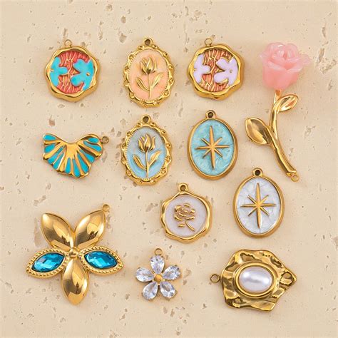 Photographie de pendentifs en forme de fleur et de plume en argent, avec une touche de rose doré.