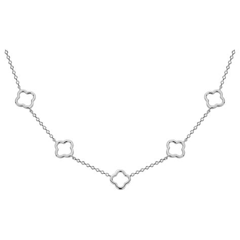 Collier en argent avec des perles blanches et un pendentif en forme de coquillage.