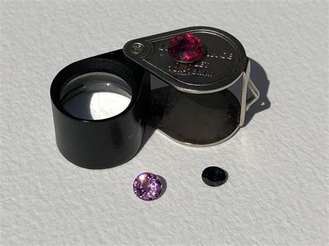 Illustration d'une loupe de gemmologue examinant une pierre précieuse