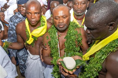Photographie d'une cérémonie Ekpessosso avec la pierre sacrée