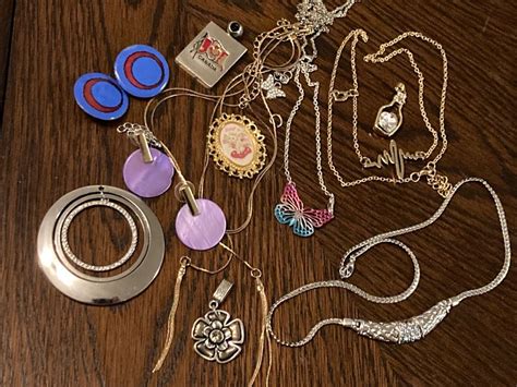 Collection de bijoux Swarovski variés : colliers, bracelets, bagues, boucles d'oreilles, mettant en valeur différentes couleurs et formes de cristaux.