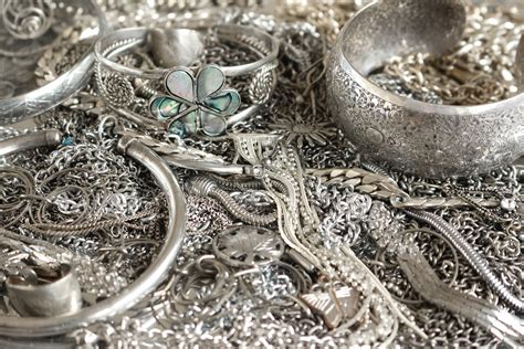 Schéma comparatif entre l'argent tibétain (alliage fantaisie) et l'argent 925 (argent sterling)