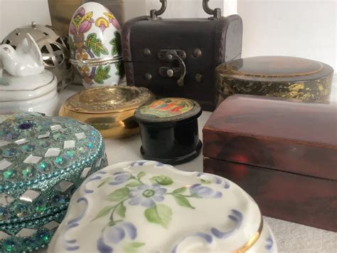 Vue d'ensemble d'une collection de boîtes à bijoux anciennes aux matériaux variés
