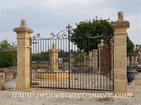 Illustration d'un portail avec des piliers en pierre naturelle