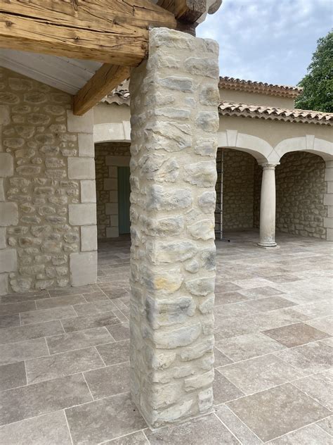 Gros plan sur la texture d'un pilier en pierre calcaire