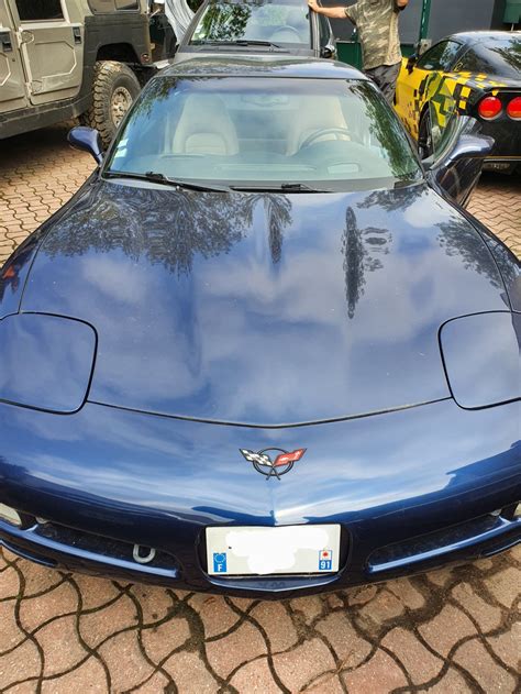 Photo d'une Corvette C5 bleue avec sa clé