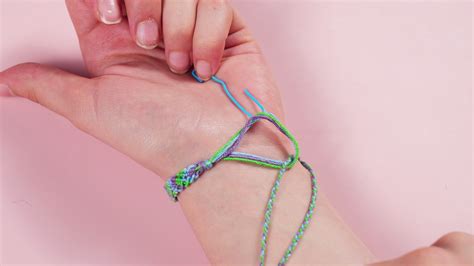 Infographie montrant les différentes techniques de nœuds pour commencer et attacher un bracelet brésilien.