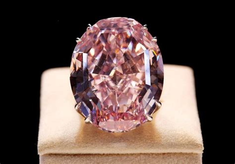 Le diamant rose Pink Star lors de sa vente aux enchères à Genève