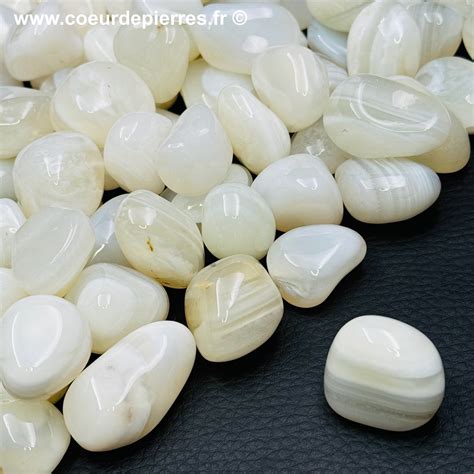 Une sélection de pierres aux teintes douces et apaisantes : Agate Blanche, Quartz Rose, Améthyste, Pierre de Lune.