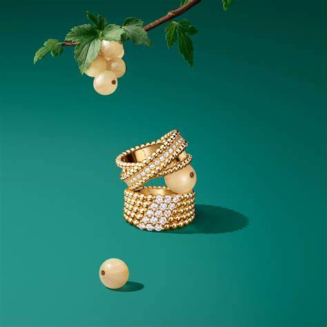 Image d'un collier de la collection Perlée de Van Cleef & Arpels avec des perles d'or délicatement disposées.