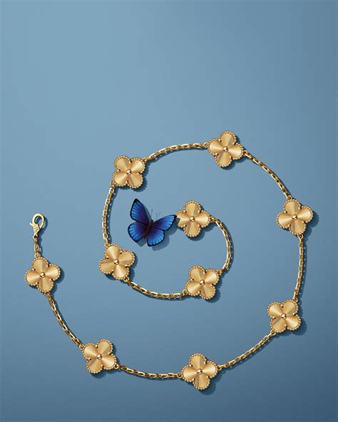 Gros plan sur la texture des perles d'or d'un bijou Van Cleef & Arpels, mettant en évidence le savoir-faire artisanal.