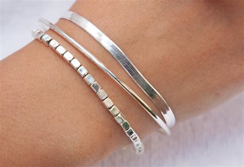 Collection variée de bracelets en argent pour femme : gourmettes, joncs, chaînes